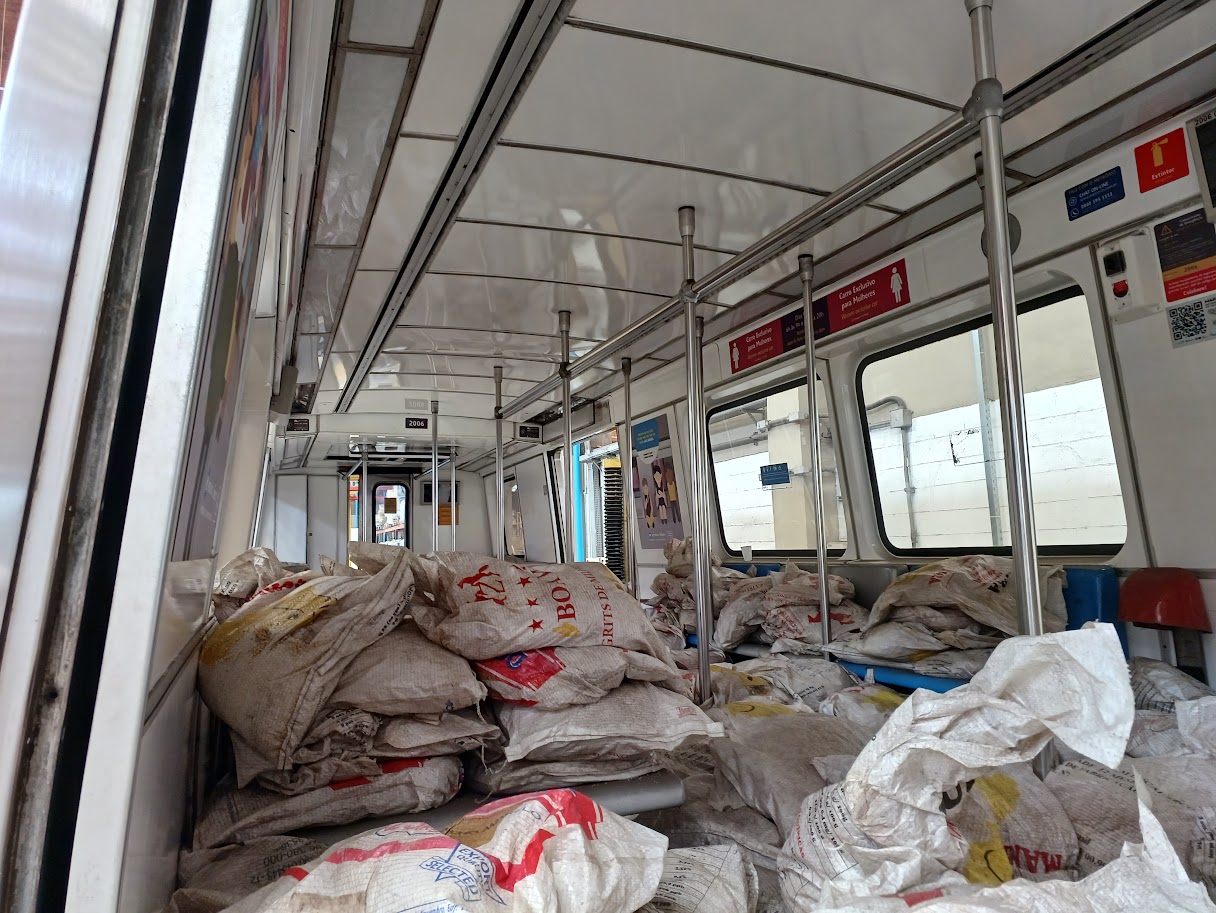 Interior do vagão com carga distribuída durante o ensaio